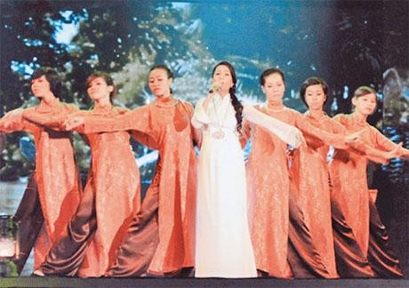 Trang phục đẹp thể hiện sự tôn trọng khán giả và tạo dấu ấn văn hóa của nghệ sĩ.