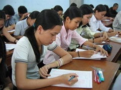 HS tập làm bài thi tiếng Anh bằng phương pháp trắc nghiệm tại Trung tâm bồi dưỡng văn hóa ĐH Quốc gia TP Hồ Chí Minh.