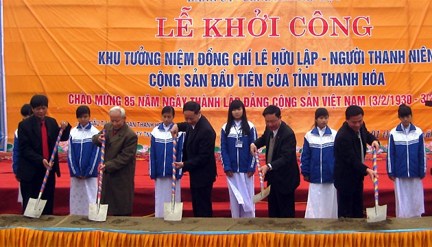 Các đại biểu động thổ, khởi công xây dựng khu tưởng niệm.