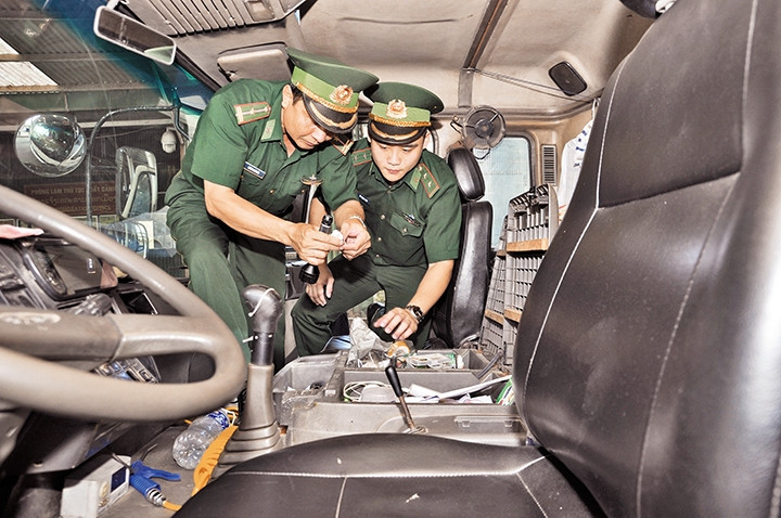 Cán bộ, chiến sĩ Đồn Biên phòng cửa khẩu quốc tế Cầu Treo kiểm tra phương tiện nhập cảnh. Ảnh trong bài | Mạnh Trường
