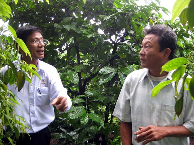 Ông Nguyễn Anh Kết (bên trái) trò chuyện với nông dân.