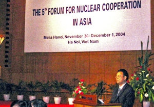 Ông Nguyễn Hữu Tấn tại một
hội nghị về năng lượng hạt nhân.