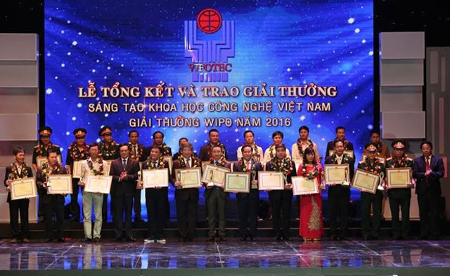 Các tác giả nhận giải Ba.