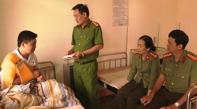 Lãnh đạo Công an tỉnh Đác Lắc đến thăm hỏi, động viên Trung úy Dương Anh Huy đang nằm điều trị tại Bệnh viện Công an tỉnh Đác Lắc.