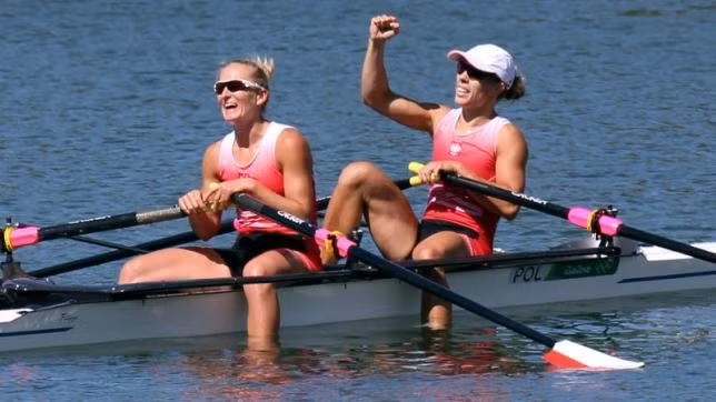 Magdalena Fularczyk-Kozlowska và Natalia Madaj ăn mừng sau khi giành chiến thắng ở chung kết đôi nữ mái chèo đôi.