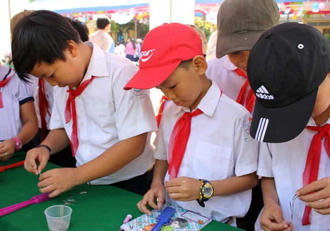 Học sinh tham gia một trò chơi do các thành viên trên "Chiếc xe tri thức" tổ chức.