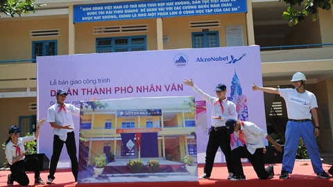 Học sinh Trường THCS Huỳnh Bá Chánh với niềm vui mầu áo mới.