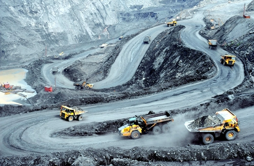 Cán bộ, công nhân mỏ than Cọc Sáu nỗ lực lập thành tích chào mừng thành công Đại hội XII của Đảng. Trong ảnh: Vận chuyển than từ mỏ lên.