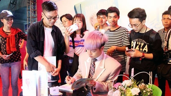 Ca sĩ Ðức Phúc trong dịp ra mắt cuốn tự truyện của anh. Ảnh: Ca Dao