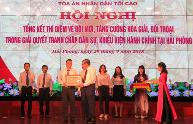 Khen thưởng các tập thể, cá nhân có thành tích tại Hải Phòng.