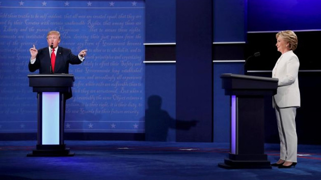 Ứng cử viên Tổng thống Mỹ đảng Cộng hòa Donald Trump (bên trái) và đối thủ đảng Dân chủ Hillary Clinton trong cuộc tranh luận trực tiếp thứ hai ngày 19-10-2016. (Ảnh: Reuters)
