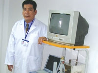 BS Nguyễn Phước Huy bên
máy nội soi do ông sáng chế.