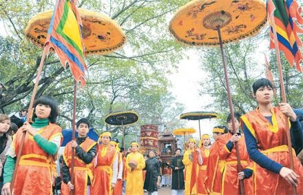 Lễ rước kiệu vào đền thờ An Dương Vương trong lễ hội Cổ Loa.                 