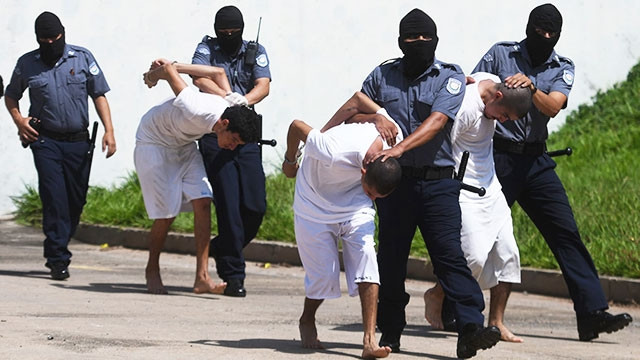 Cảnh sát El Salvador bắt giữ các thành viên băng đảng MS-13. Ảnh: AFP