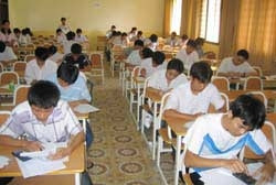 Thí sinh thi vào ĐH Luật Hà Nội năm 2005.