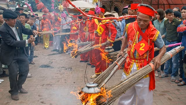 Thi nấu cơm tại Lễ hội đền Ngọc Tiên.