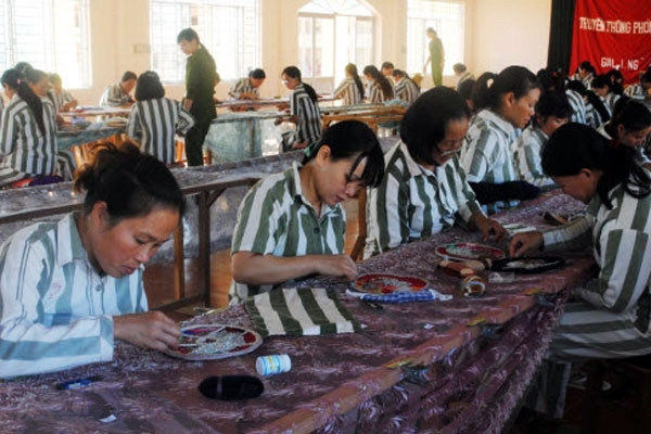 Lớp dạy nghề thêu cho phạm nhân nữ ở Trại giam Gia Trung (Gia Lai).