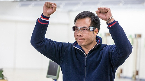 Xạ thủ Hoàng Xuân Vinh với niềm vui chiến thắng tại Fort Benning (Mỹ) cuối tháng 3 vừa qua. (Ảnh: ISSF)