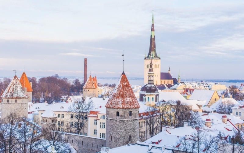 Tallinn (Estonia) hấp dẫn du khách bằng những con phố lát đá cuội uốn lượn cùng nhiều công trình cổ. Đặc biệt vào mùa đông, khi tuyết rơi, khách du lịch đến thành phố có cảm giác như bước vào thế giới