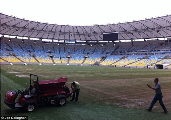 SVĐ Maracana vẫn còn nhiều chỗ trơ cỏ.
