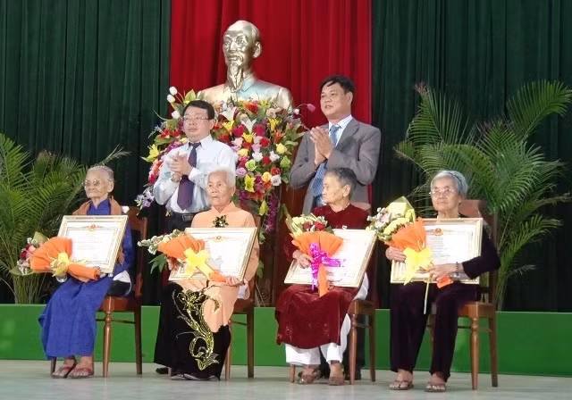 Các đồng chí lãnh đạo tỉnh Phú Yên trao và truy tặng danh hiệu cao quý Bà mẹ Việt Nam Anh hùng cho các Mẹ.