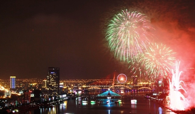 Màn pháo hoa của đội Đà Nẵng - Việt Nam.