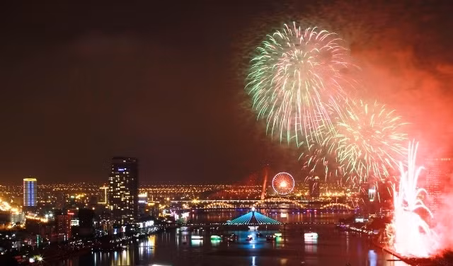 Màn pháo hoa của đội Đà Nẵng - Việt Nam.