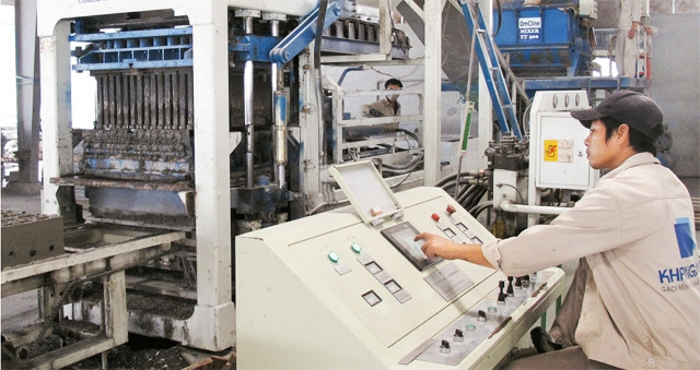 Sản xuất gạch từ tro xỉ của nhà máy nhiệt điện, hướng đi mới của ngành vật liệu xây dựng Việt Nam. Ảnh: Linh Linh
