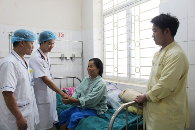 Bác sĩ Bệnh viện đa khoa tỉnh Điện Biên thăm, động viên bệnh nhân Văn Thị T.A.