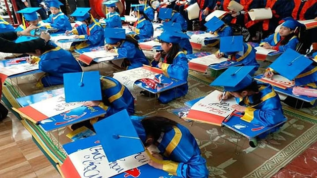 Học sinh khai bút ở đền Hạ, phường Thượng Lý, quận Hồng Bàng (TP Hải Phòng).