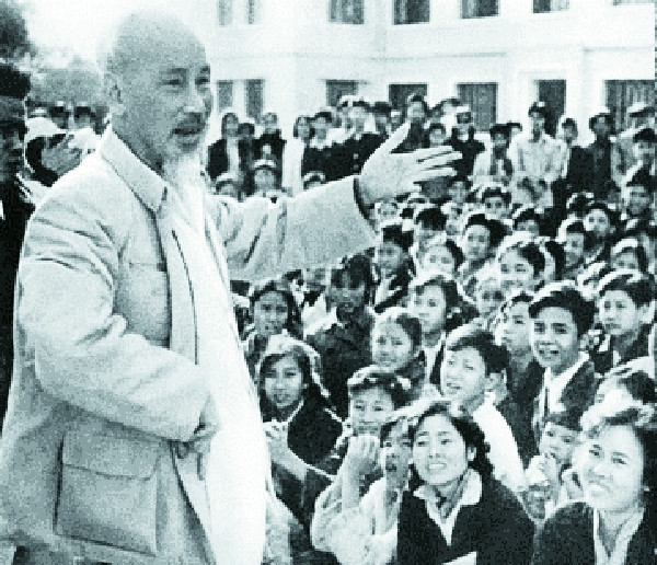 Chủ tịch Hồ Chí Minh nói chuyện với học sinh Trường Nghệ thuật Sân khấu Trung ương ở khu văn công Mai Dịch, Hà Nội, ngày 25-11-1961. Ảnh | TL