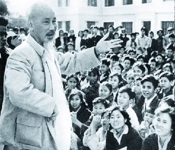 Chủ tịch Hồ Chí Minh nói chuyện với học sinh Trường Nghệ thuật Sân khấu Trung ương ở khu văn công Mai Dịch, Hà Nội, ngày 25-11-1961. Ảnh | TL