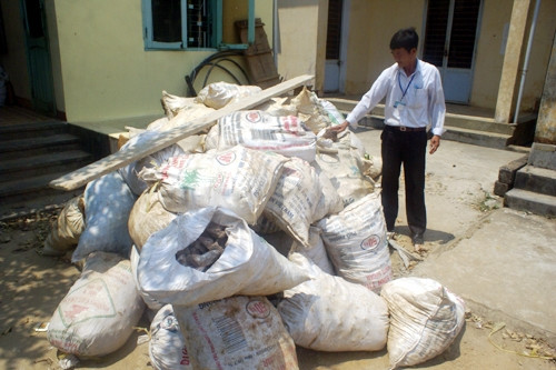 Qua truy quét, cơ quan chức năng đã thu được hàng chục tấn quặng vàng.