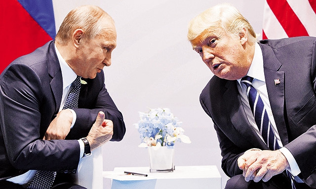 Tổng thống Nga V.Putin và Tổng thống Mỹ D.Trump gặp gỡ tại Hội nghị cấp cao G20 tháng 7-2017 (Đức).