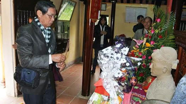 Hội viên các hội, chi hội, CLB nhiếp ảnh dâng hương tưởng niệm danh nhân Đặng Huy Trứ.