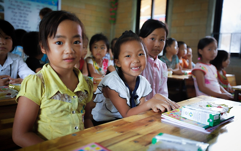 Ðã là năm thứ ba, những đứa trẻ vùng cao được học trong một ngôi trường đẹp như một bông hoa rừng. Ảnh: VŨ SƠN