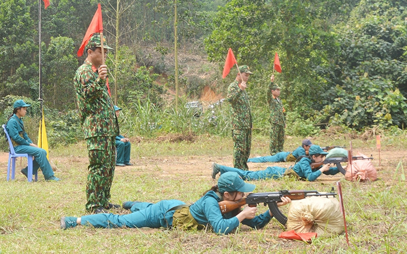 Dân quân xã Ðồng Sơn, huyện Hoành Bồ, Quảng Ninh thực hành bắn đạn thật.