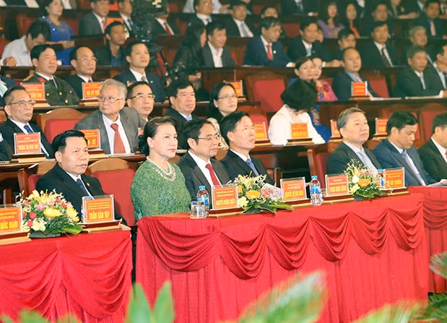 Chủ tịch Quốc hội Nguyễn Thị Kim Ngân cùng các đồng chí lãnh đạo Đảng và Nhà nước tại lễ kỷ niệm. Ảnh: TRỌNG ĐỨC (TTXVN)