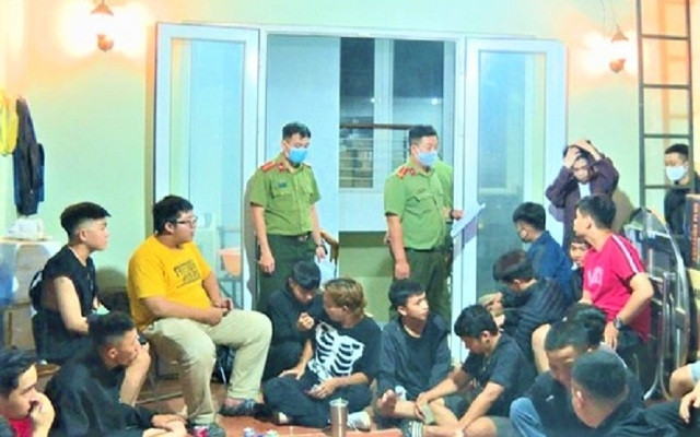 Cơ quan công an TP Buôn Ma Thuột kiểm tra cơ sở kinh doanh internet Pôn Gaming phát hiện hàng chục thanh niên tụ tập chơi games, không đeo khẩu trang.