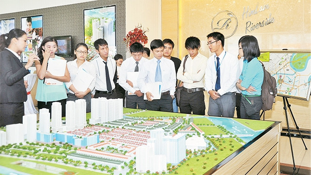 Nhà đầu tư tìm hiểu một dự án bất động sản của Tập đoàn Him Lam trên địa bàn TP Hồ Chí Minh.