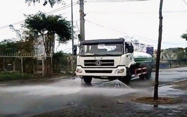 Rất nhiều ý kiến cho rằng nên khôi phục hạng mục rửa đường để giảm ô nhiễm bụi. 
