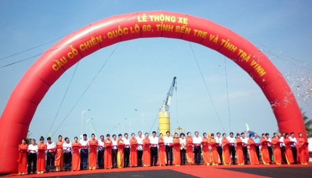 Các đại biểu cắt băng thông xe kỹ thuật cầu Cổ Chiên trên quốc lộ 60.