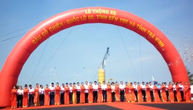 Các đại biểu cắt băng thông xe kỹ thuật cầu Cổ Chiên trên quốc lộ 60.