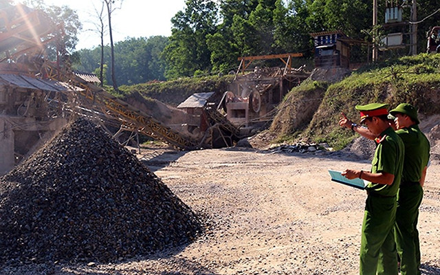 Cảnh sát phòng, chống tội phạm về môi trường Công an tỉnh Quảng Trị kiểm tra tình trạng xả khói bụi tại một doanh nghiệp khai thác đá. Ảnh: THÀNH NAM