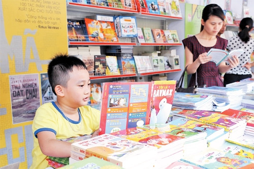 Truyện cổ tích vẫn luôn thu hút các em nhỏ. Ảnh: TRẦN HẢI