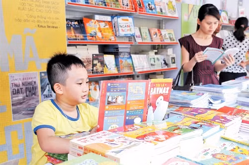 Truyện cổ tích vẫn luôn thu hút các em nhỏ. Ảnh: TRẦN HẢI