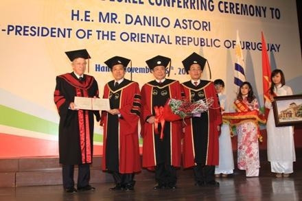 Trao bằng Tiến sĩ Danh dự cho Phó Tổng thống Cộng hòa Đông Uruguay