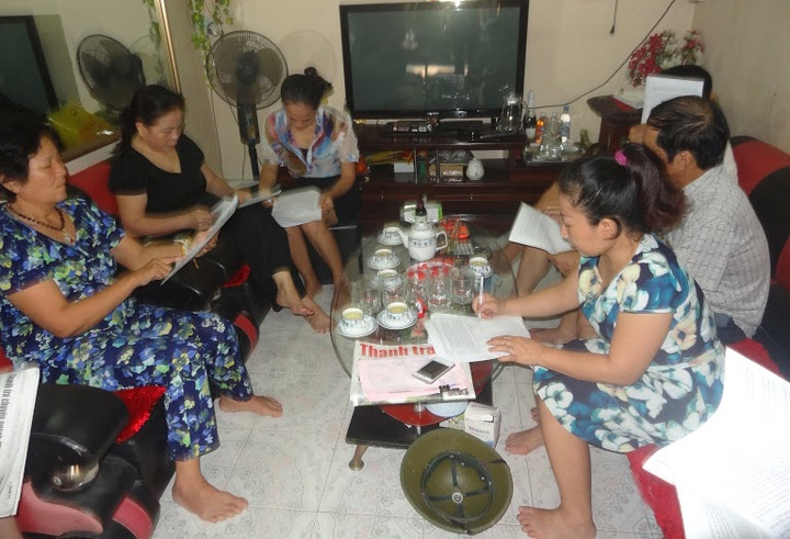 Người dân làm đơn tố cáo hành vi trục lợi bảo hiểm của Bùi Thị Thu Hằng, nguyên đại lý Công ty Prudential Việt Nam tại Quảng Ninh.