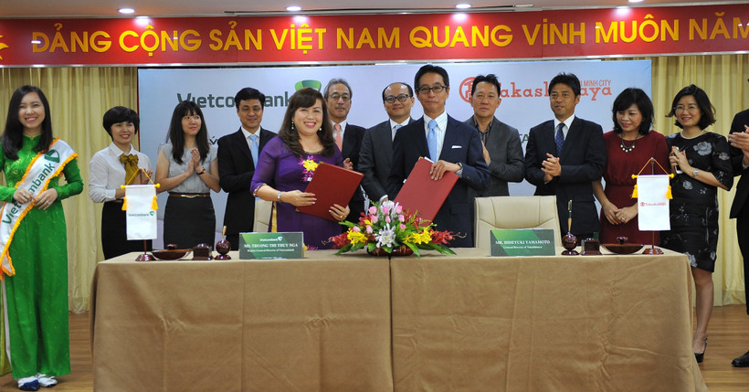 Bà Trương Thị Thúy Nga và Ông Hideyuki Yamamoto ký kết hợp đồng hợp tác giữa hai bên.