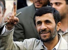 Tổng thống M. Ahmadinejad <br>sau khi bỏ phiếu bầu.